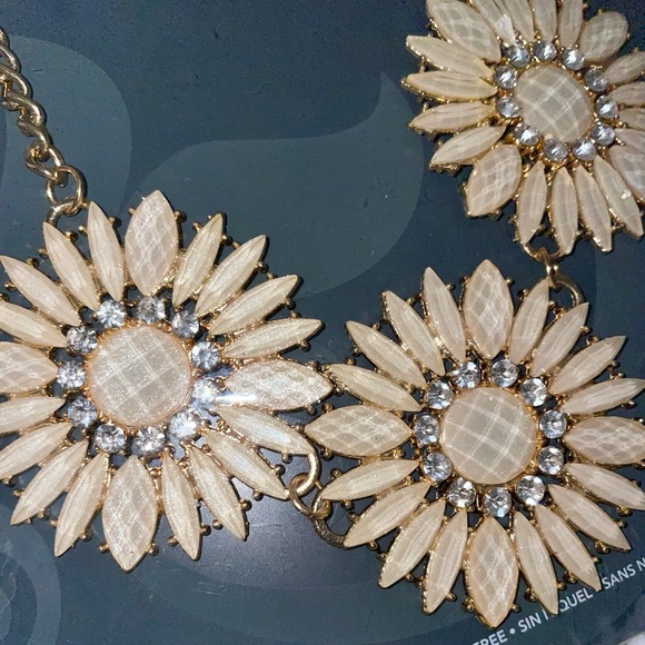 🌻 Beautiful Sunflower Statement Necklace 🌻 - Picture 2 of 3